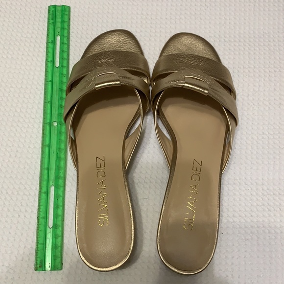 NWOB Silvana Diez gold sandals classy - Picture 13 of 14